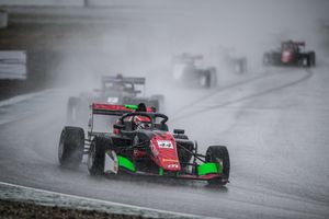De la Torre takes Race 3 in the rain